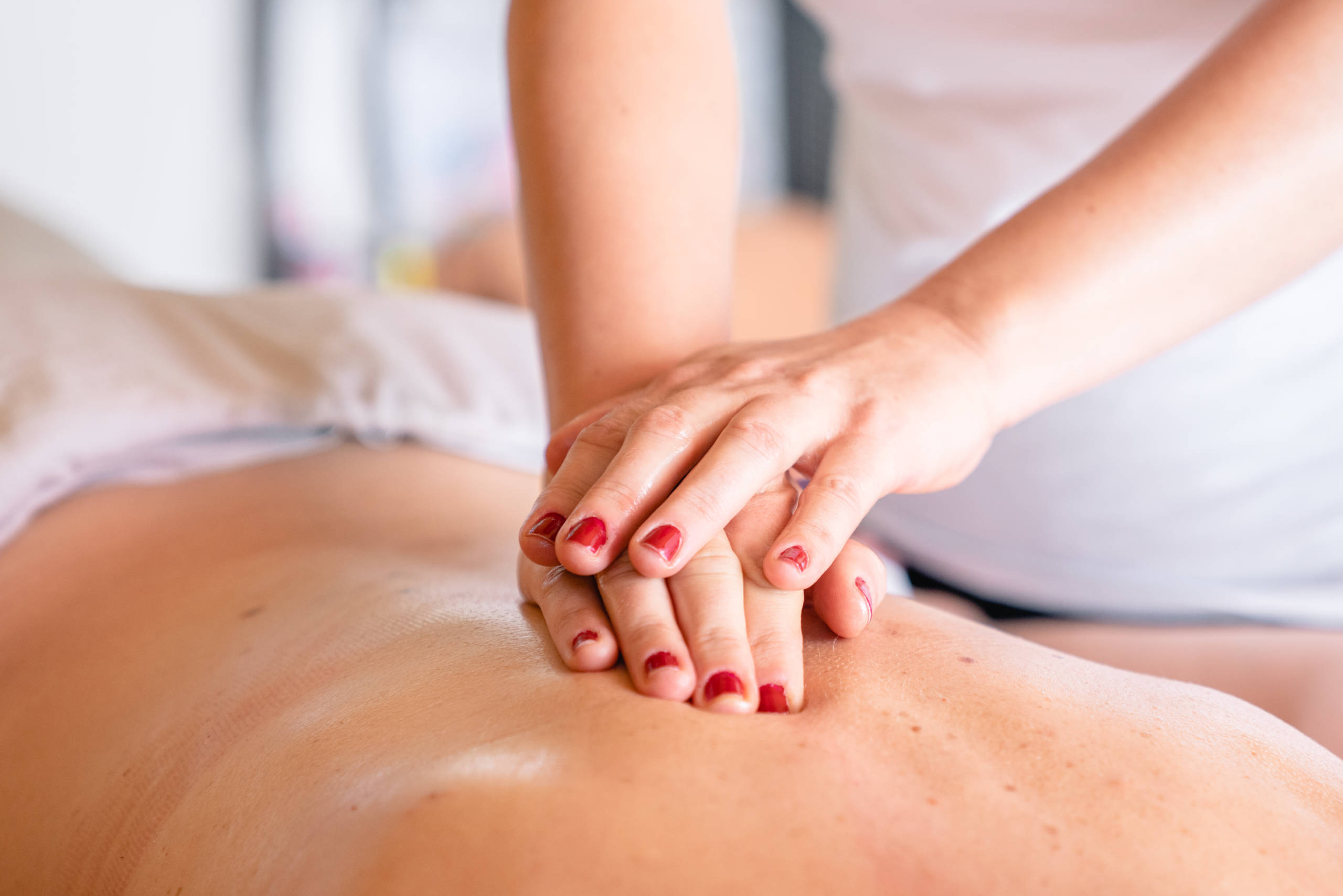 Massage - Gabriele Fuchs - Rückenbehandlung - Hände am Rücken